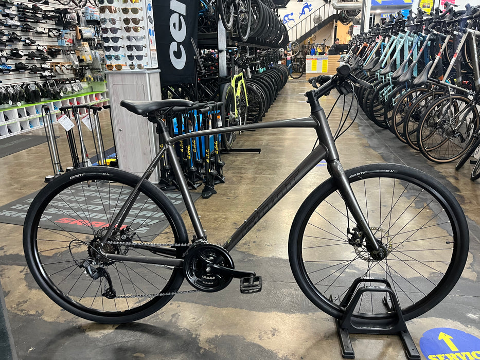 Giant Escape 3 Disc Shimano Tourney - Metallic Black 2022 USED