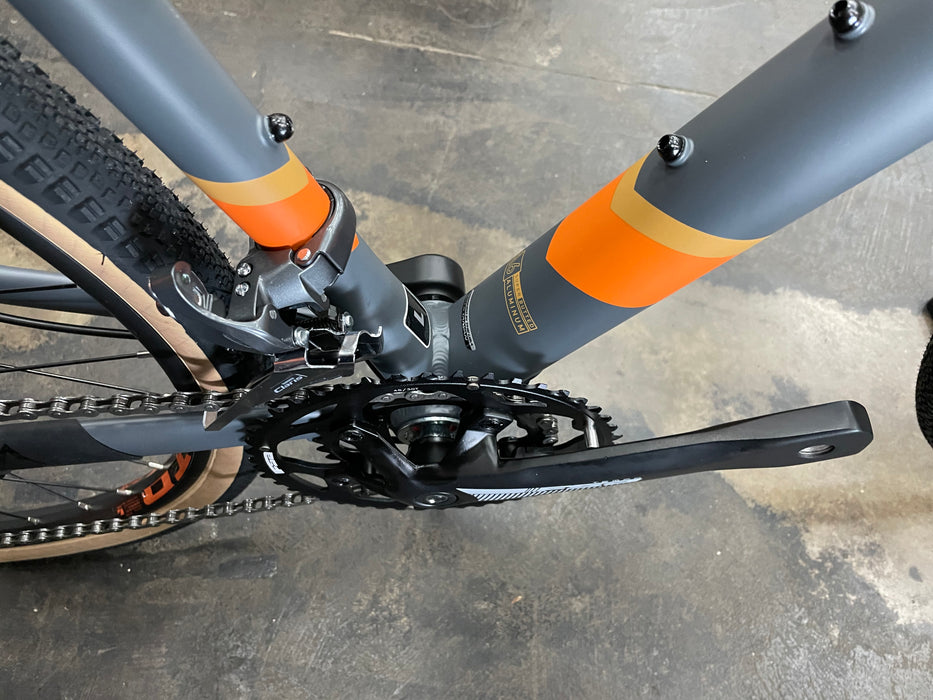 Fuji Jari 2.5 Disc Shimano Claris 8 Speed - Satin Iron