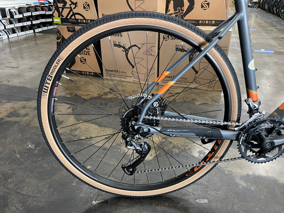 Fuji Jari 2.5 Disc Shimano Claris 8 Speed - Satin Iron