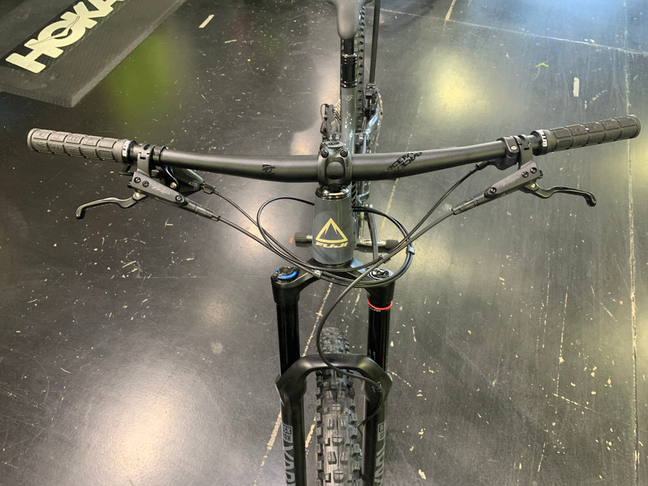 Fuji Rakan 29 LT 1.5 Shimano Deore 11 Speed - Iron Gray/Sand