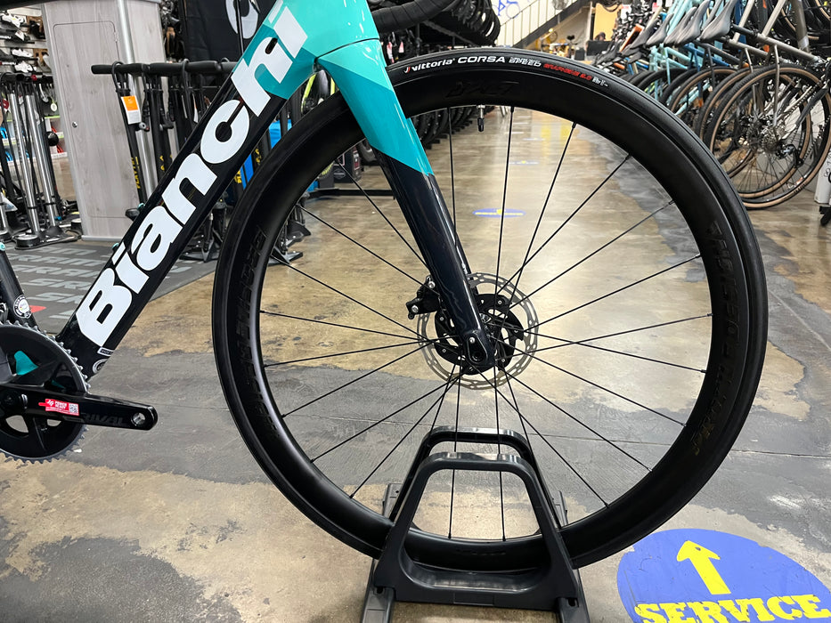 bianchi rennrad oltre xr4 Bianchi Oltre XR4 Disc SRAM Rival AXS Profile Design GMR 38 Carbon Whe — Playtri
