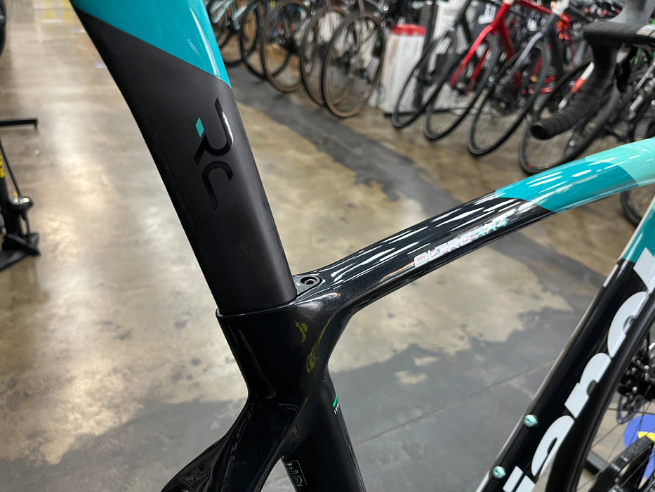 bianchi di2 road bike bike exchange Bianchi Oltre XR4 Disc SRAM Rival AXS Profile Design GMR 38 Carbon Whe — Playtri