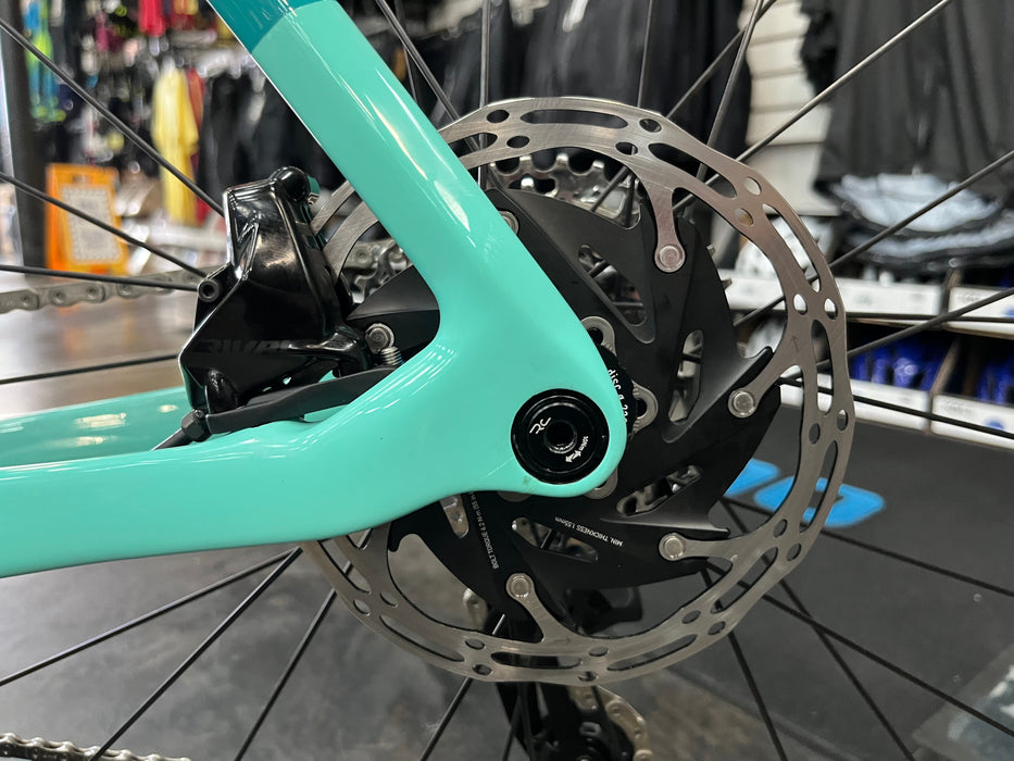 bianchi disc brake road bike Bianchi Oltre XR4 Disc SRAM Rival AXS Profile Design GMR 38 Carbon Whe — Playtri