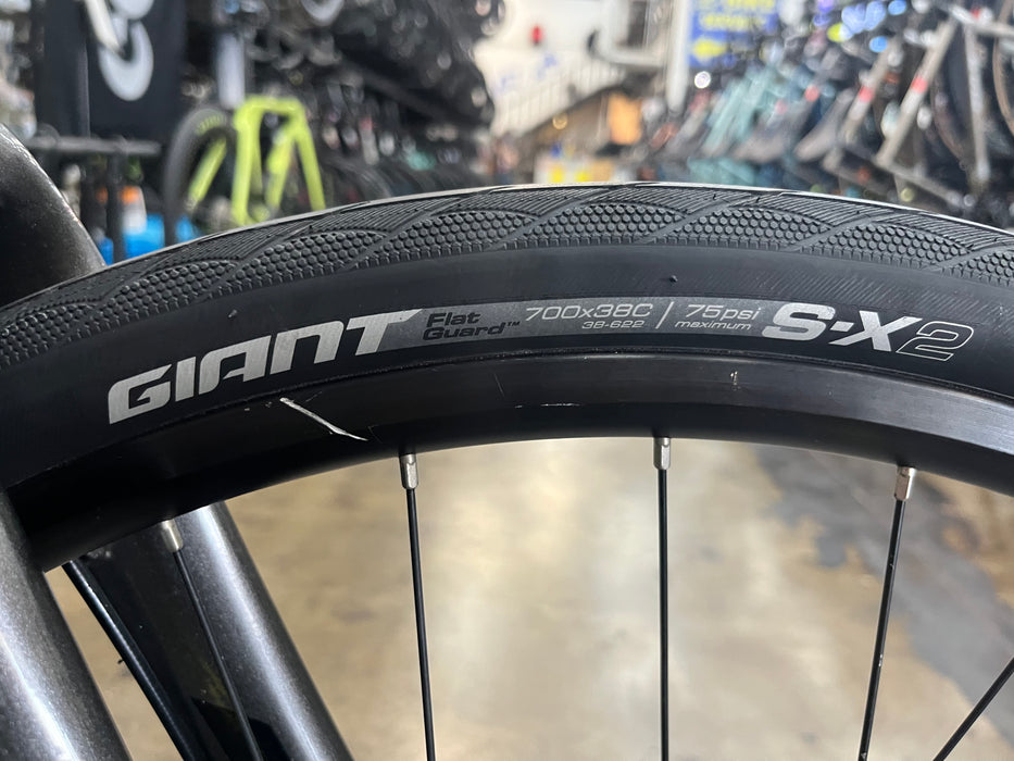 Giant Escape 3 Disc Shimano Tourney - Metallic Black 2022 USED