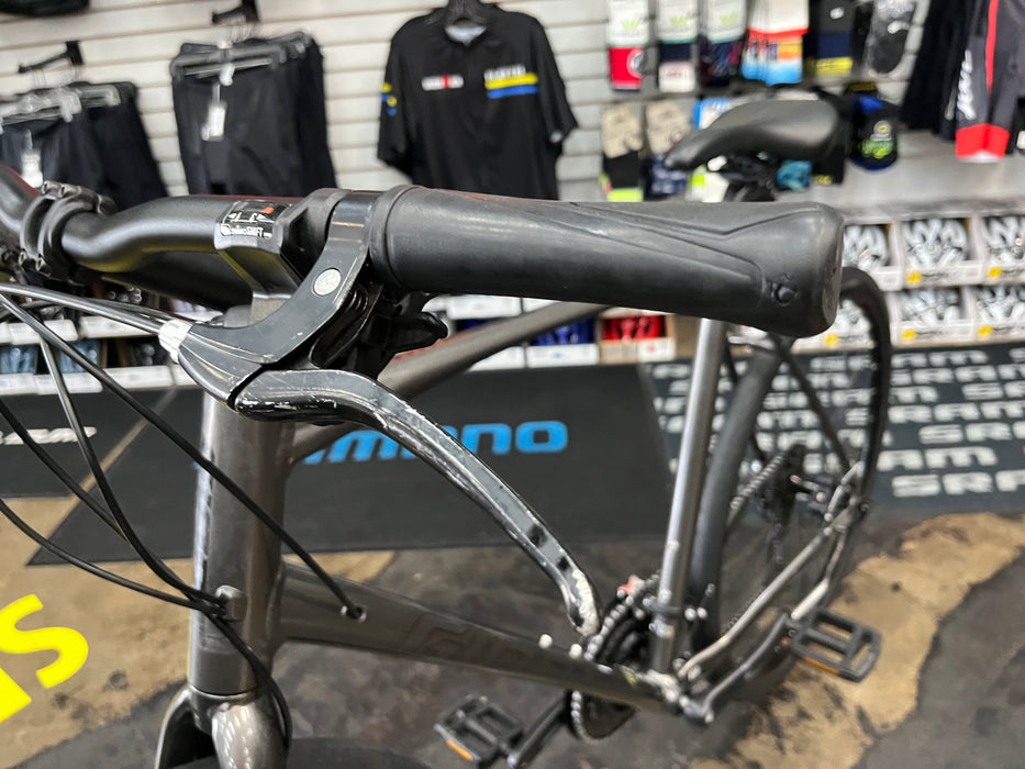 Giant Escape 3 Disc Shimano Tourney - Metallic Black 2022 USED
