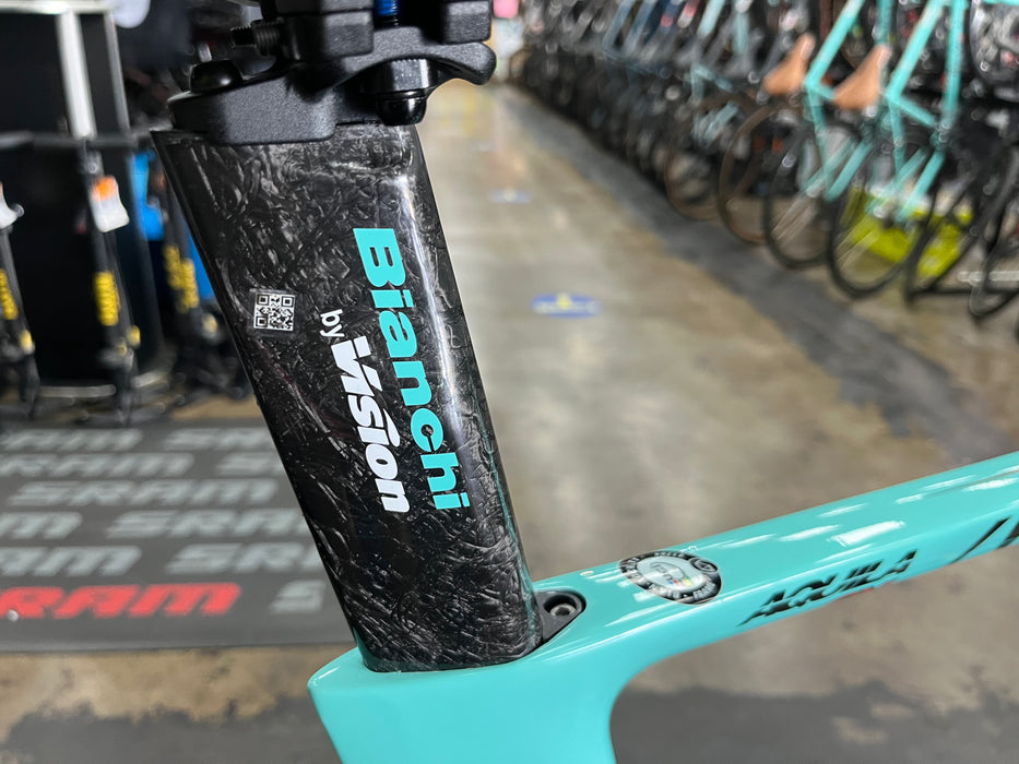 Bianchi Aquila CV SRAM Force eTap AXS ZIPP 404 Firecrest Wheels Celeste 2023