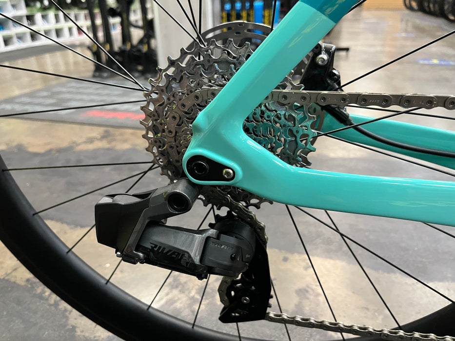 Bianchi Oltre XR4 Disc SRAM Rival w/HollowGram Wheels