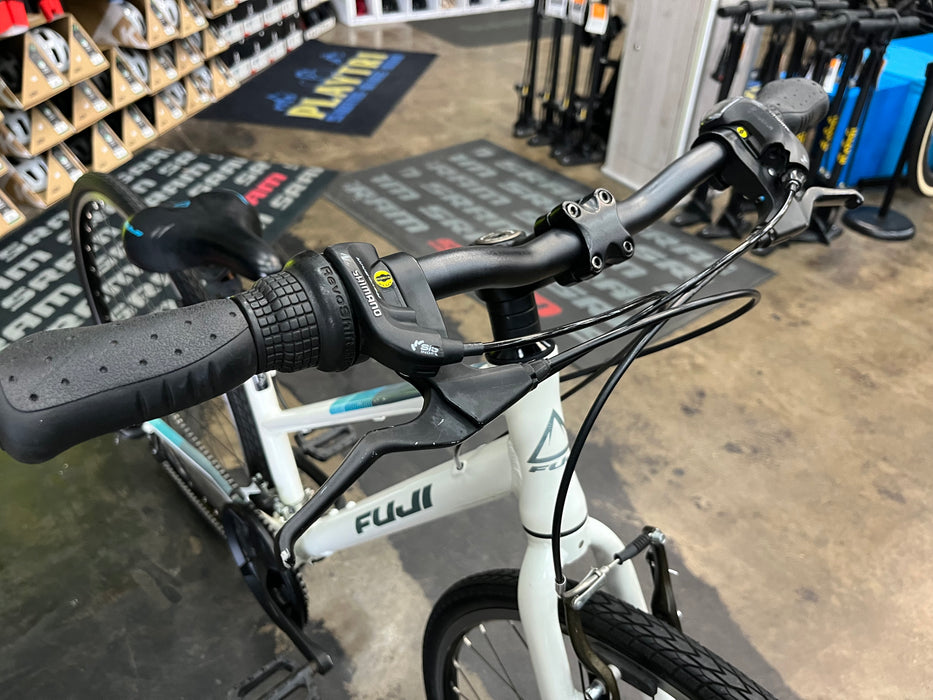 Fuji Absolute 2.3 ST Shimano Tourney 7 Speed - White DEMO