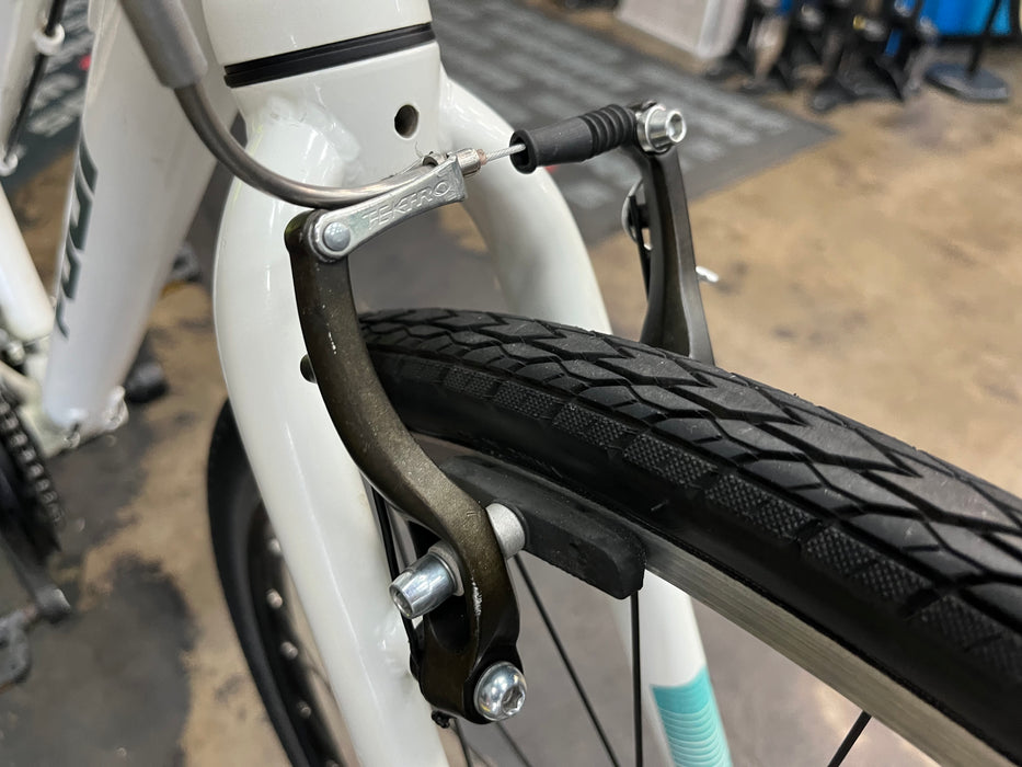 Fuji Absolute 2.3 ST Shimano Tourney 7 Speed - White DEMO