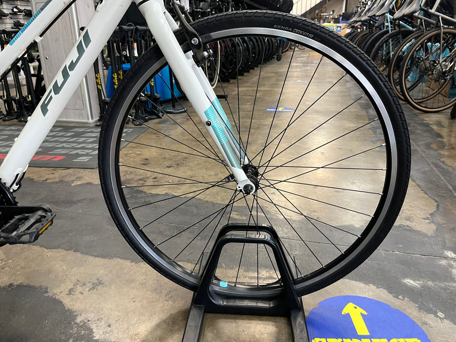 Fuji Absolute 2.3 ST Shimano Tourney 7 Speed - White DEMO