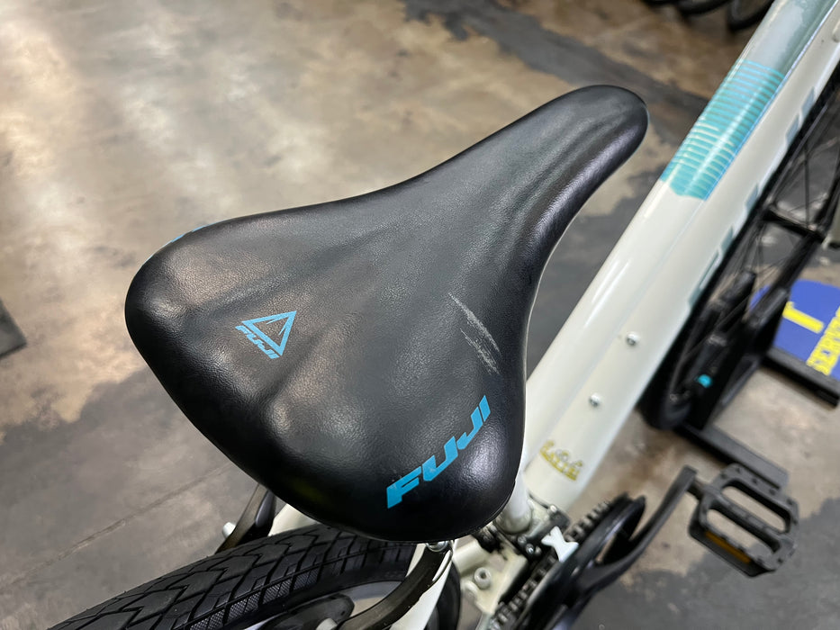 Fuji Absolute 2.3 ST Shimano Tourney 7 Speed - White DEMO