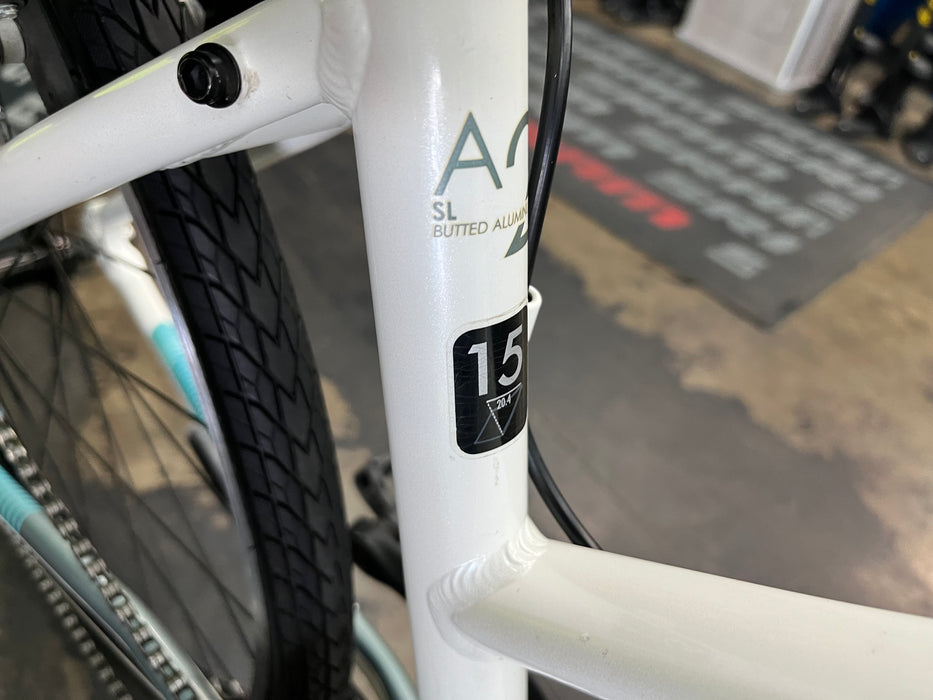 Fuji Absolute 2.3 ST Shimano Tourney 7 Speed - White DEMO