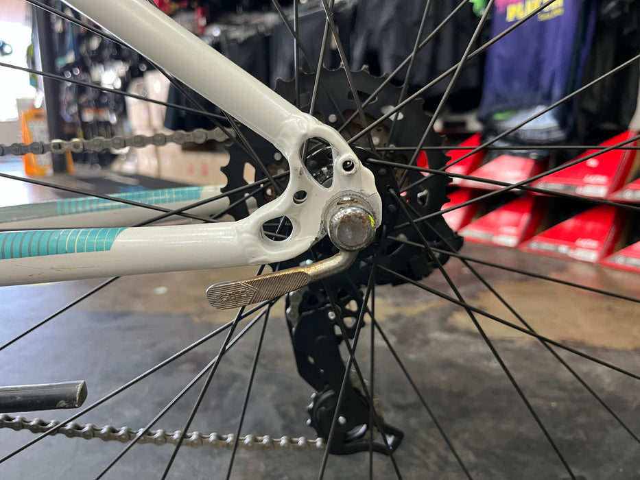 Fuji Absolute 2.3 ST Shimano Tourney 7 Speed - White DEMO