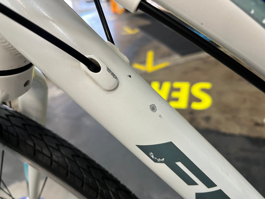 Fuji Absolute 2.3 ST Shimano Tourney 7 Speed - White DEMO