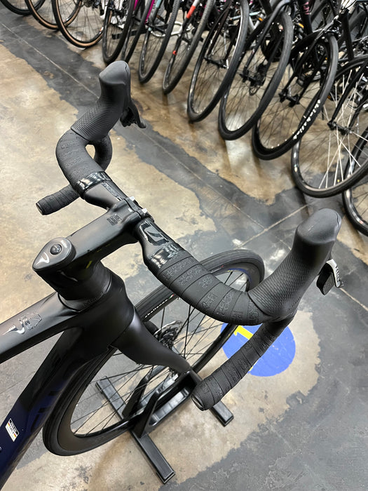 Pinarello Dogma F Disc SRAM Red eTap AXS w/ Vision 35 Wheels