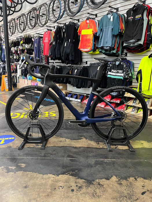 Pinarello Dogma F Disc SRAM Red eTap AXS w/ Vision 35 Wheels