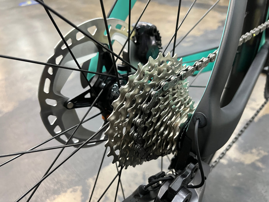 Bianchi Oltre Pro Shimano Ultegra Di2 12 Speed - Black/Celeste