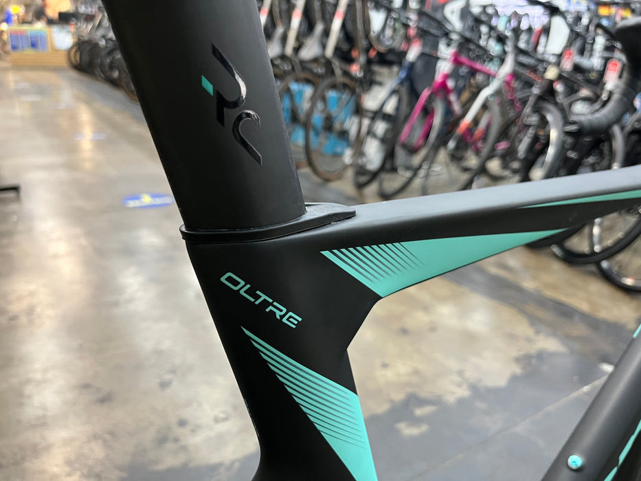 Bianchi Oltre Pro Shimano Ultegra Di2 12 Speed - Black/Celeste