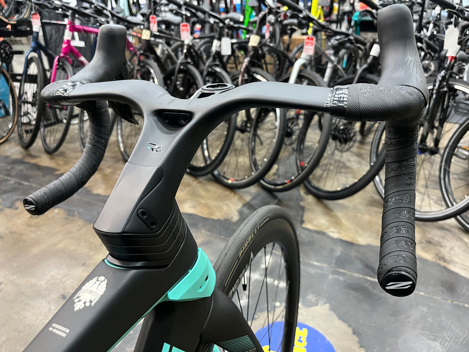 Bianchi Oltre Pro Shimano Ultegra Di2 12 Speed - Black/Celeste