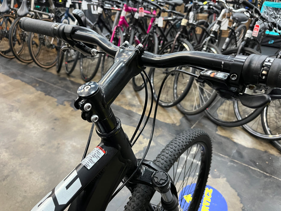 Iron Horse Yakuza 5.1 Mountain Bike Shimano Tourney 7 Speed - Black/Silver USED