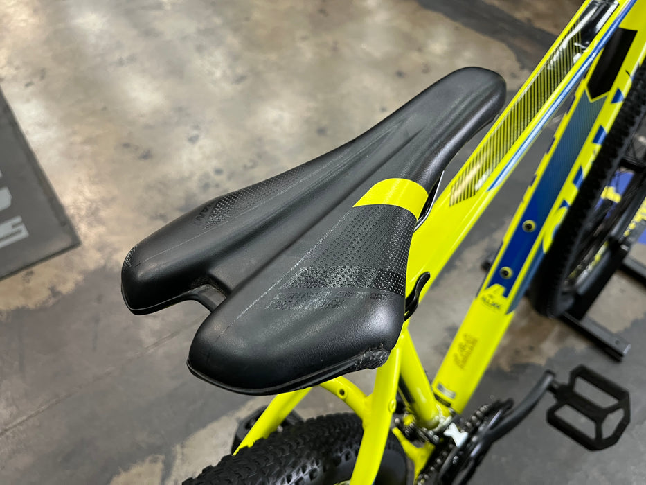 Giant ATX 2 Shimano Tourney - Yellow/Blue 2018 USED