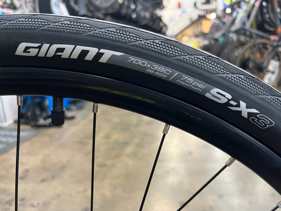 Giant Escape 3 Disc Shimano Tourney - Metallic Black 2022