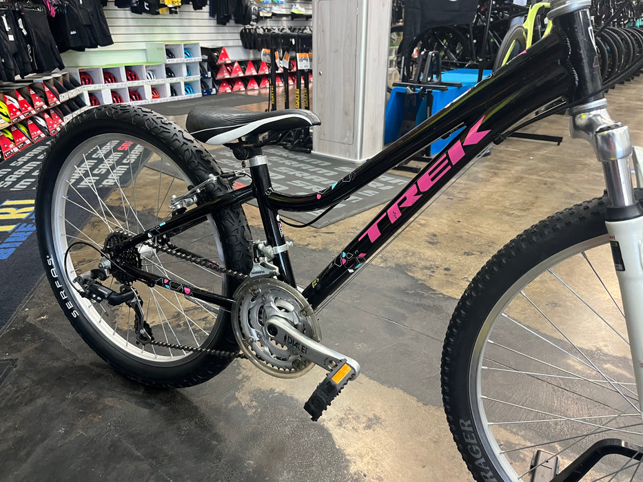 Trek MT220 24" Shimano Tourney - Black/Pink 2015 USED