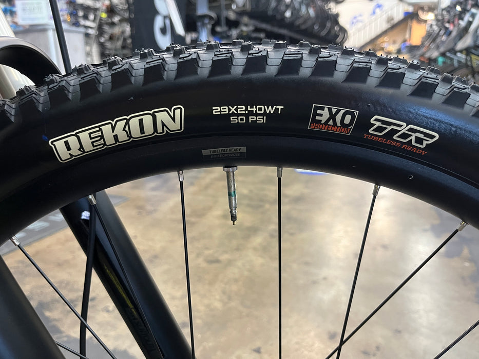 Giant Stance E+ 2 29er 20MPH - Amber 2022