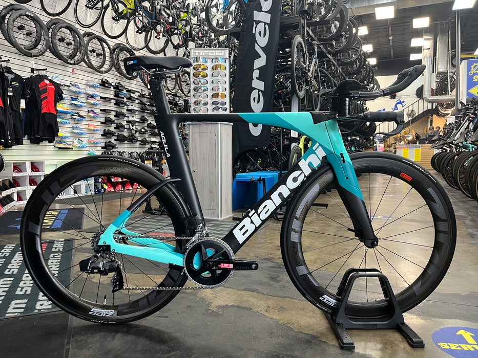 fahrradhelm celeste Bianchi Aquila CV SRAM Rival eTap AXS ZIPP 404 Firecrest Wheels