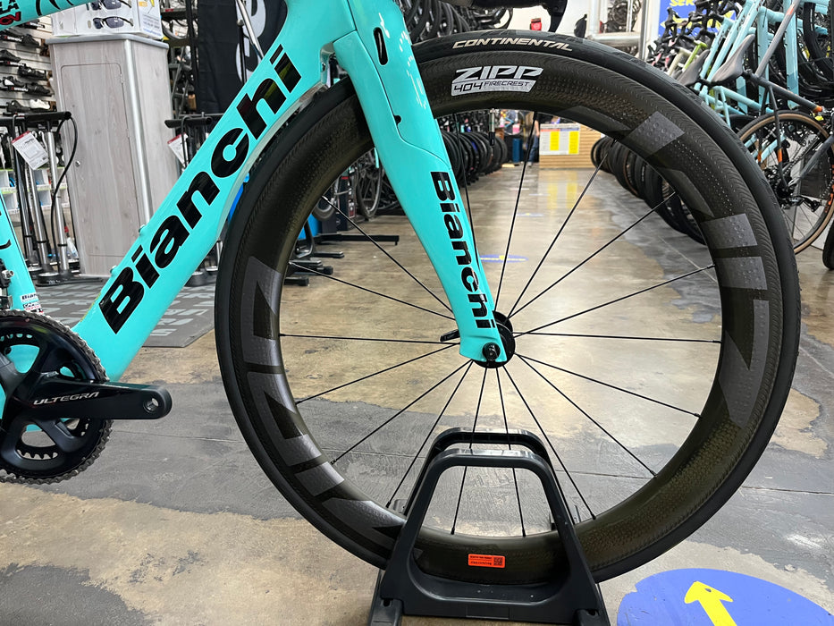 Bianchi Aquila CV Shimano Ultegra Di2 11 Speed - ZIPP 404 Firecrest Wheels - Celeste 2024