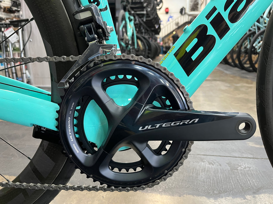 Bianchi Aquila CV Shimano Ultegra Di2 11 Speed - ZIPP 404 Firecrest Wheels - Celeste 2024