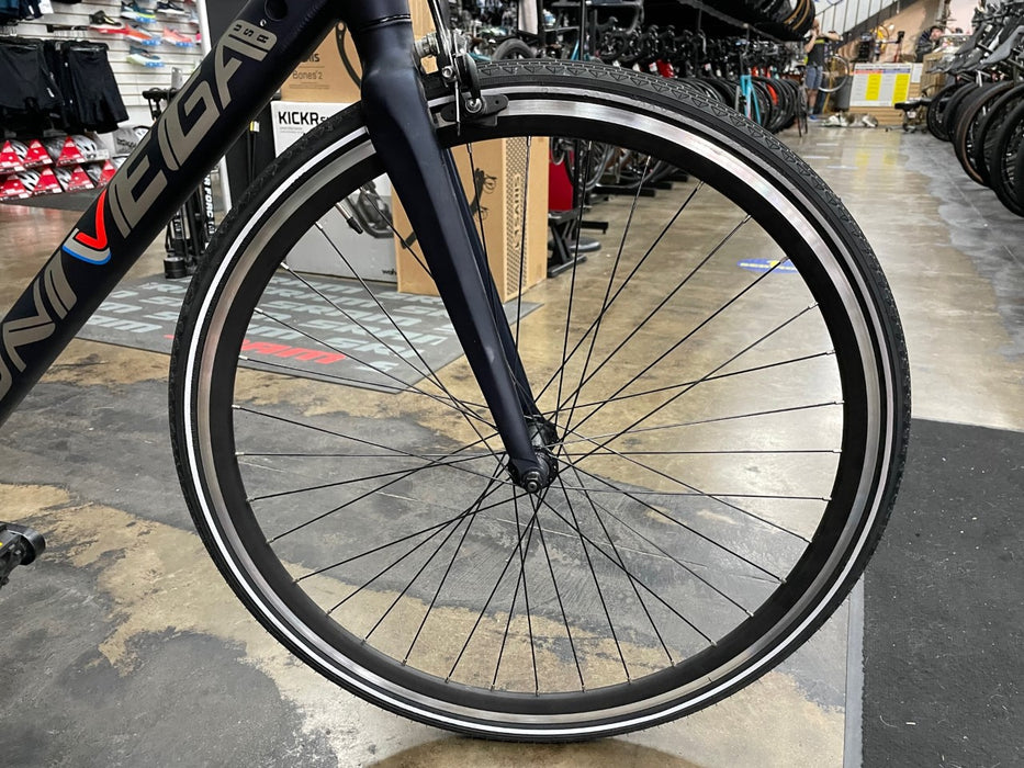 Univega Hybrid Bike Shimano Altus - Black